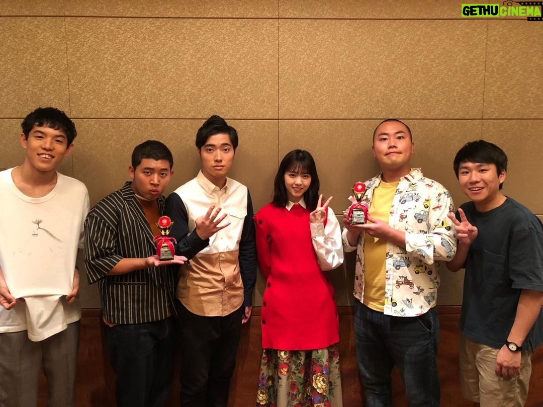 Nanase Nishino Instagram - 経済産業省 キャッシュレスの記者会見でした。 私はこれまで現金支払いが多かったのですが、これを機にキャッシュレス化していこうと思います…!ポイント還元もあるんだよ! 今日は来られなかったけど 公式お兄ちゃんである日村さんと同じCMに出演できてなんだか嬉しいです☺️ #四千頭身 さん #ハナコ さん 生でネタを見ることができて嬉しかったです🤤✨