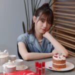 Nanase Nishino Instagram - ROUGE DIOR CARE へ遊びに行って来ました。 100%自然由来のフラワーオイルが配合された、花の成分が入ったホイップクリームのようなルージュです。 Flower&Bakeのワークショップということで、ホイップ作りと、その上のお花の飾り付けをしました〜🧁🕺 #ルージュディオールウルトラリキッド #RougeDior