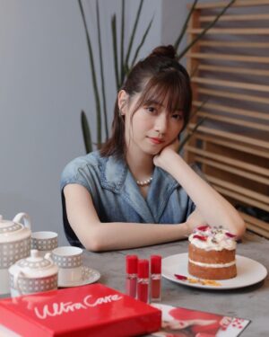 Nanase Nishino Instagram - ROUGE DIOR CARE
へ遊びに行って来ました。
100%自然由来のフラワーオイルが配合された、花の成分が入ったホイップクリームのようなルージュです。
Flower&Bakeのワークショップということで、ホイップ作りと、その上のお花の飾り付けをしました〜🧁🕺 #ルージュディオールウルトラリキッド 
#RougeDior