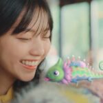 Nanase Nishino Instagram - au×屋根裏のラジャーのCMが今日から公開になりました！ 私のイマジナリは カメレオンと鳥が合わさったような子🪽 どちらも好きなので嬉しかった✨ #auラジャー #私のイマジナリ