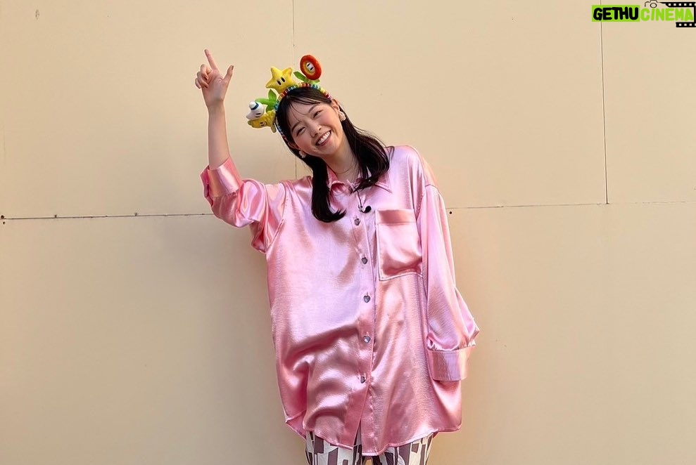 Nanase Nishino Instagram - 映画「ザ・スーパーマリオブラザーズ・ムービー」のアンバサダーに、HIKAKINさん、SEIKINさんと一緒に就任致しました! 先日 ユニバーサルスタジオジャパンにてイベントを行いました✨ いろいろ撮影もしましたのでお楽しみに✌️ マリオがついに映画になるなんてすごいなぁ ちなみにゲームだと スーパーマリオサンシャイン、 ペーパーマリオRPG、スーパーペーパーマリオが大好きで かなり遊びました☺️ レインボーロードカチューシャかわいい、、