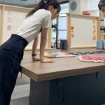 Nanase Nishino Instagram - ラグ作り スタッフさんにサポートしてもらいながら どいやさんラグを作りました！楽しかった！！🧵 @soratobu_rug @karin___ito かりんちゃんとわたしはものづくりが好きなようです💪
