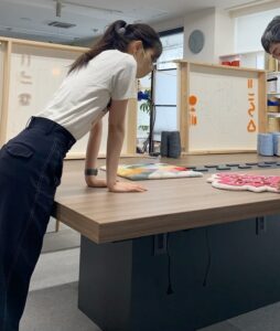 Nanase Nishino Instagram - ラグ作り スタッフさんにサポートしてもらいながら どいやさんラグを作りました！楽しかった！！🧵 @soratobu_rug @karin___ito かりんちゃんとわたしはものづくりが好きなようです💪