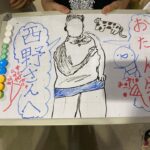 Nanase Nishino Instagram - 「みんな我が子」 明日から再開となります。 よかったぁ 今日お稽古があって、帰り際、もねちゃんにストップ！と通せんぼされ、何だろと思ったら バート役の3人がかわいいボードを用意してくれていました。キュン🫰 わたしが顔を描いたら完成という、だるまの目みたいな独特のスタイル。 3人集まるといつも賑やか✨ うれしいよ〜 明日からがんばろうね。 制作さんより 美味しいケーキとお花もいただきました。そしてメイクさん手作りの猫ちゃんキューピー🐱 嬉しい気持ちと、感謝で溢れる1日です。