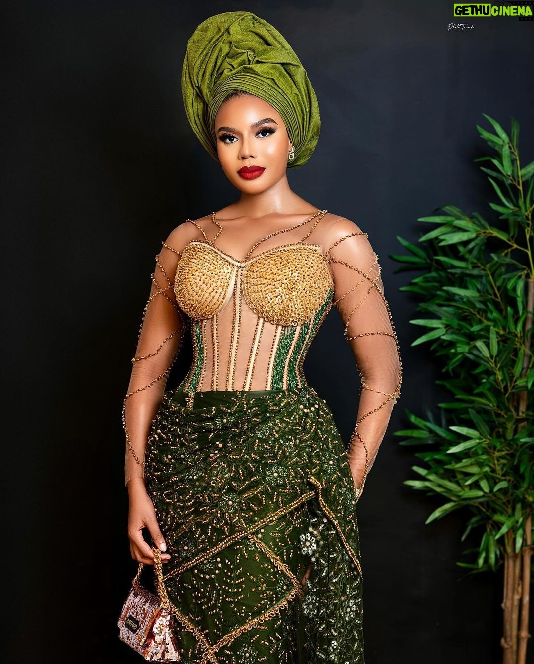 Nancy Isime - 170.4K Likes - Proud Naija Babe💚
#LoveUnbeaten24
Congratulations to our stunning bride @veekee_james and her husband💚
God bless your Union 🙏🏽
Dress: @ateni.ng
Makeup: @bibyonce
Gele: @ennygelecraft
Photographed by: @officialphotofreak