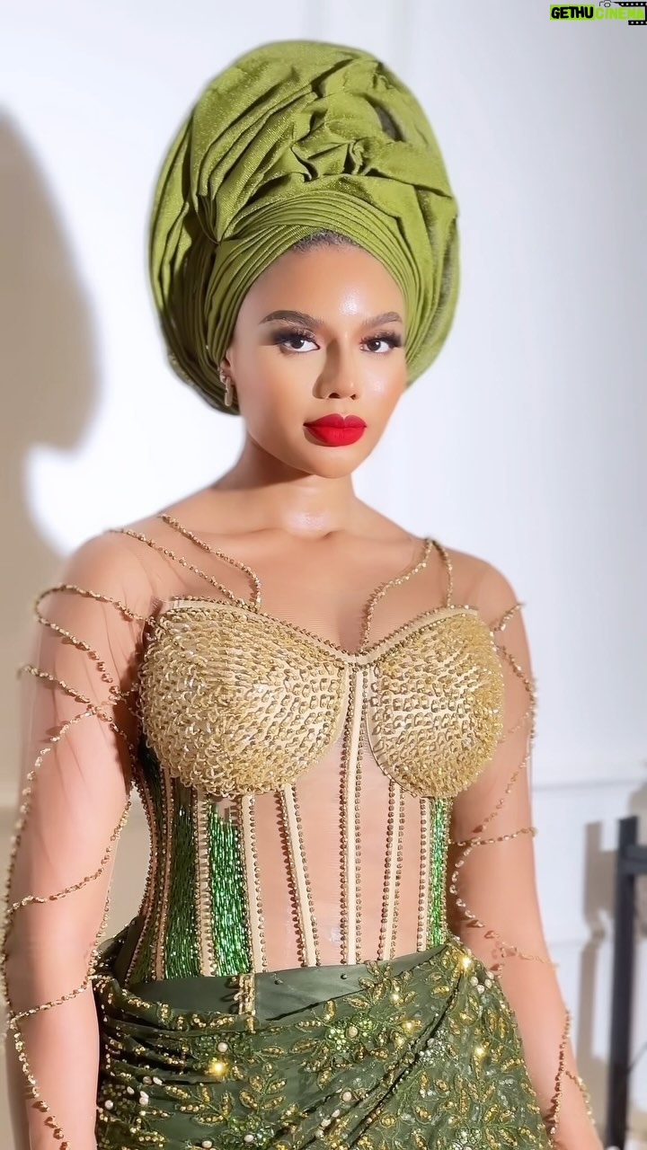 Nancy Isime Instagram - OREKELEWA 🥰 Face slayed, Content on point, all thanks to my one and only @bibyonce ❤️ Shoutout to designer extraordinaire @ateni.ng for doing such a great job with my Aseobi 😍 @ennygelecraft created this Gele look in just a few minutes and it was love at first sight 🤩 Congratulations once again to the Newly Weds💚 #LoveUnbeaten24