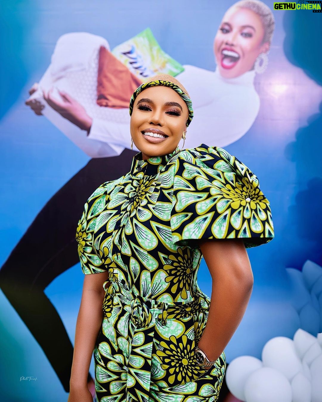 Nancy Isime Instagram - If there’s one thing my @vivaplusdetergent family never fail to show, is how much they Love and support me. Everytime! So it’s only expected that they’ll extend this love to the people I love…you guys!🥰 We had a Vivacious picnic for 40 of my supporters and it was EVERYTHING! We got to meet, eat, talk, play, bond and I Loved every part of it!💚 I wish we could have chosen more people but not to worry, there just might be another edition. Until then, I LOVE YOU GUYS so much! Thank you for the endless love and support and for being some of the most positive, amazing people I know💚 To my @vivaplusdetergent , e be like una go marry me last last oh😄 Thank you for the most amazing time, I truly Love You!💚 #ProudVivaDiva Rocking my @hollantex_official tailored to perfection by @afrikayla 💚