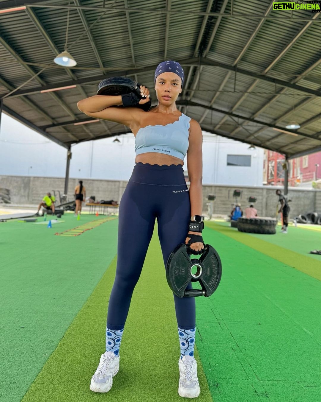 Nancy Isime Instagram - Sweaty, FIT, Happy AF🥰 Swipe to Train like Nancy💪🏽 Shebi I warned you guys that when Chubby Bolanle exits and Fit Lean Nancy returns, una no go hear word again😂😂 Be prepared for back to back Fitness content🤪 Trainer: @kemenfitness