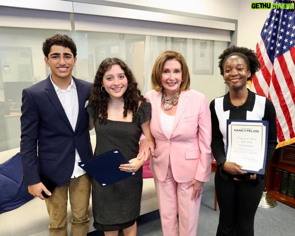 Nancy Pelosi Instagram - It was my pleasure to meet the young San Franciscans who received Congressional awards for their inspiring public service and the winner of my district’s Congressional art competition who was recognized for her exceptional talent. You are the future – and the future is bright!