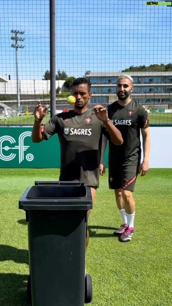 Nani Instagram - One touch bin challenge with @luisnani 🔥 How many would you score?