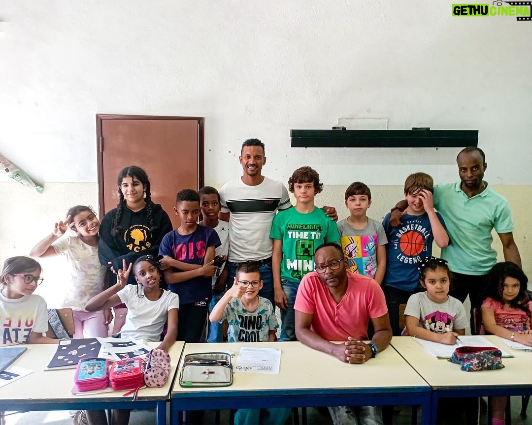 Nani Instagram - Feliz por poder trazer sorrisos a estas crianças da CAF / APAEPEL 1 e 2, na Amora, que tanto precisam! 🙌🏾😊 #moments #kids #school