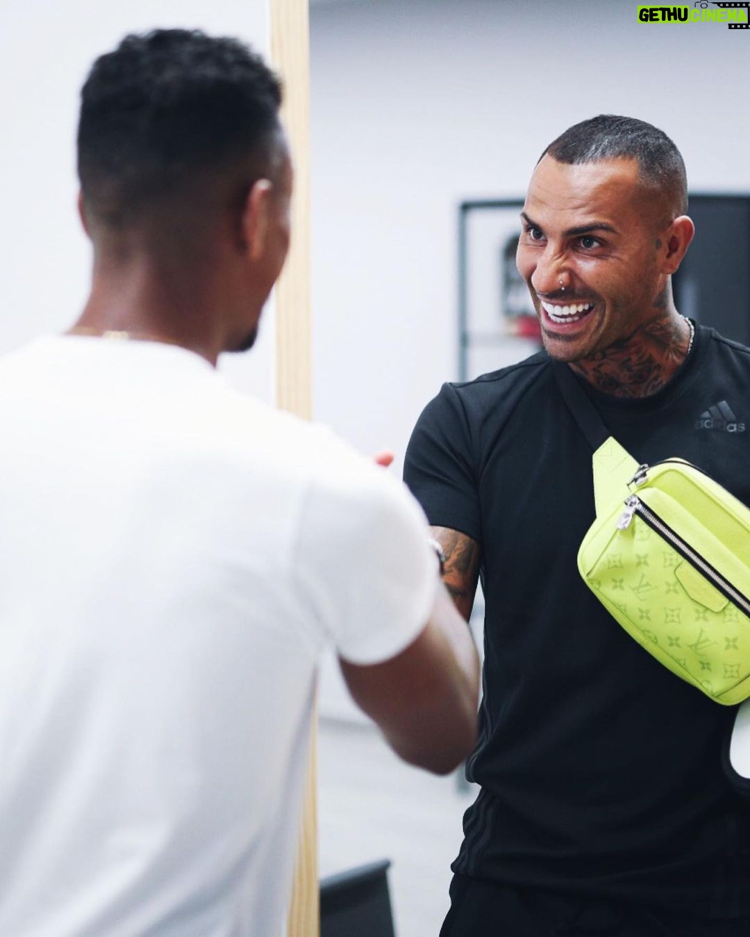 Nani Instagram - Olhem só quem encontrei! 🤩 Outro Campeão Europeu na área 😁🏆🇵🇹 @ricardoquaresmaoficial 💪🏾 #memories #portugal #campeõeseuropeus #todosportugal #europeanchampion #friend