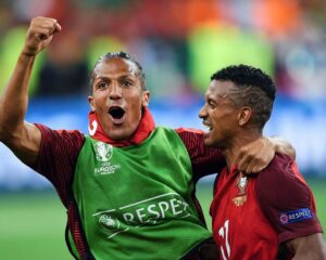Nani Instagram - Um amigo, um campeão e um exemplo é o que sempre foste ao longo deste anos. 🏆 Quero dar-te os parabéns pelas vitórias e troféus que conseguiste enquanto jogador. Foi um privilégio jogar ao teu lado. Há poucos que trabalhem o corpo e a mente como tu, por isso tenho a certeza de que continuarás a vencer nesta nova fase! Obrigado por tudo, companheiro! 👏🏾 #Friends #BrunoAlves #Champion #Football