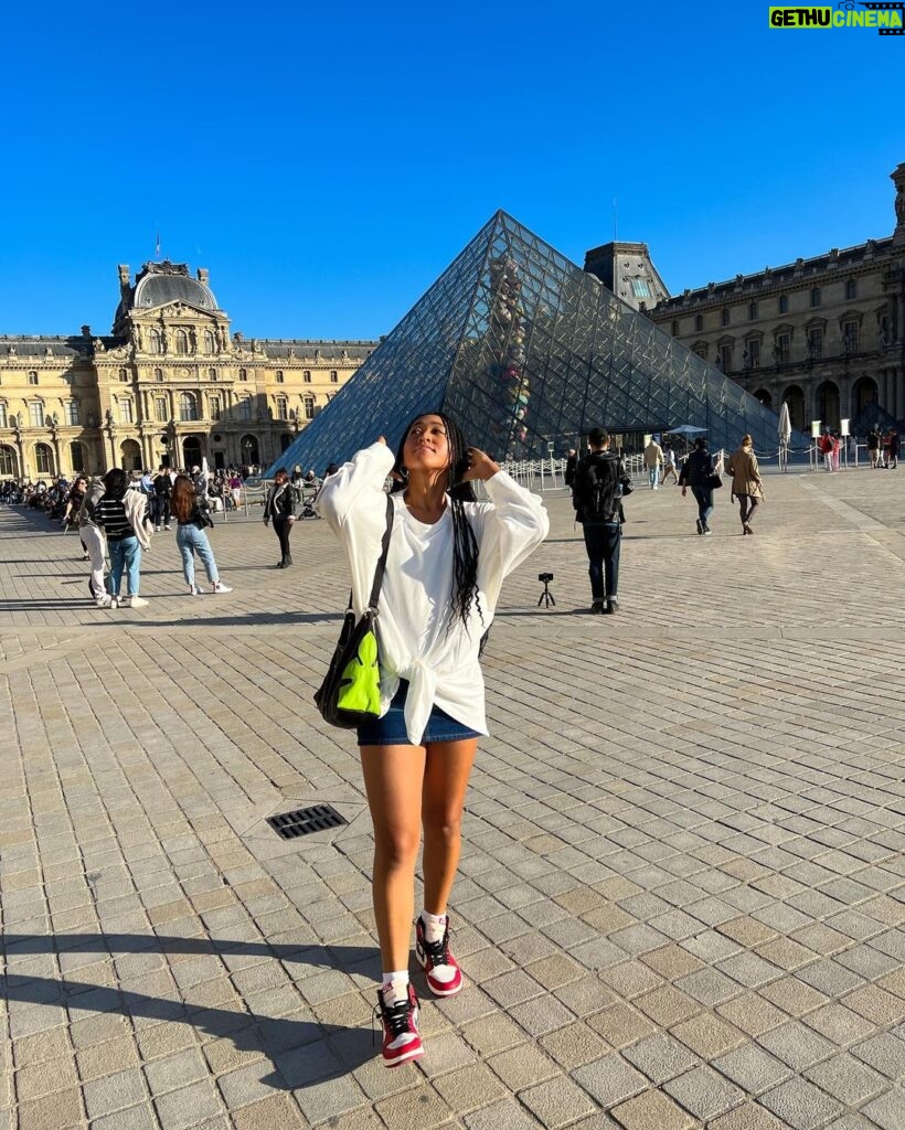 Naomi Osaka Instagram - @ the Louvre because I am a work of art 🖼