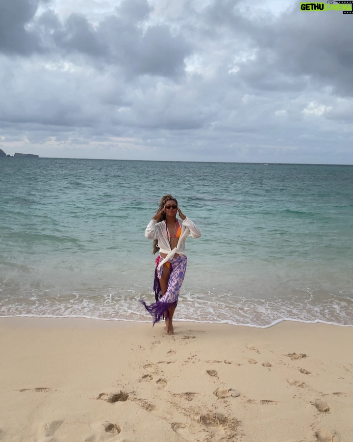 Naomi Osaka Instagram - The Haitian and FL in me allows me to be able to stay at the beach for the whole day and not get tired lol