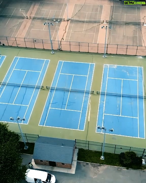 Naomi Osaka Instagram - These were my childhood courts growing up in NY. I’m very happy that I was able to team up with @drinkbodyarmor & artist @indeliblefunk to fully renovate my old childhood courts and provide a new colorful place for my Queens community ❤️