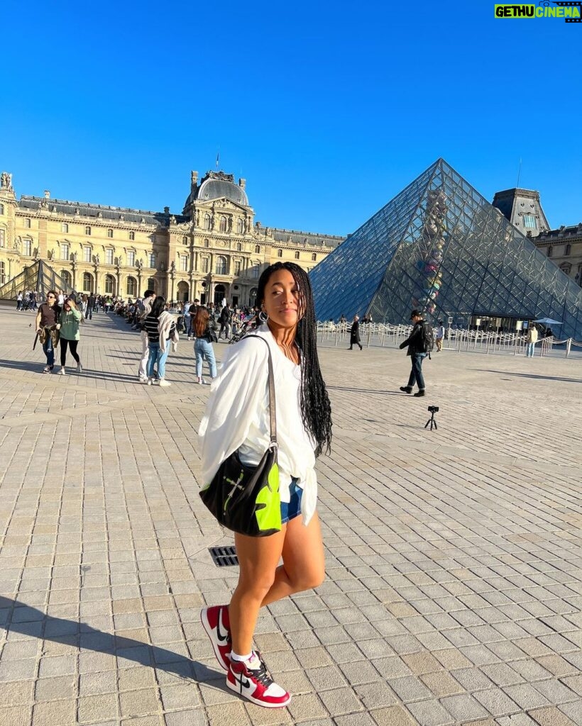 Naomi Osaka Instagram - @ the Louvre because I am a work of art 🖼