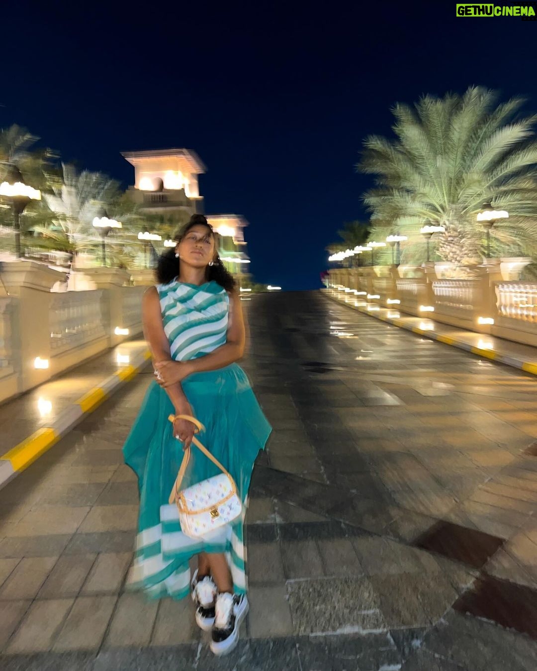 Naomi Osaka Instagram - jet lag is making life a blur 🖼️ Abu Dhabi, United Arab Emirates