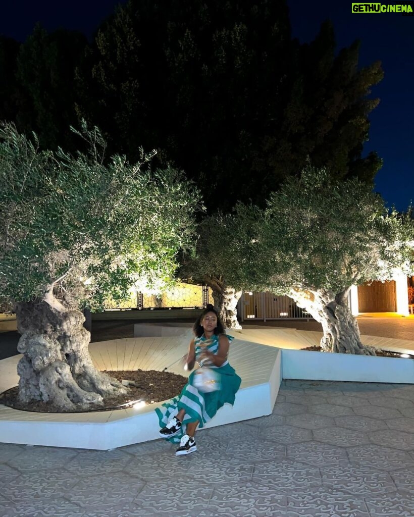 Naomi Osaka Instagram - jet lag is making life a blur 🖼️ Abu Dhabi, United Arab Emirates