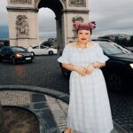 Naomi Watanabe Instagram - 一本下駄in Paris🇫🇷 2年前、ニューヨークへ引っ越しする時、 何を日本から持って行けばいいかをストーリーで フォロワーのみんなにアンケートをとりながら 引っ越し準備してたんだけど、 ボケで出したこの下駄に1番票が集まってしまったところから 事件は始まりました。 そこから毎回海外へいくパッキングのたびにこの一本下駄を最初に入れるというボケをやって早3年。 毎度DMで1番いらんやろというツッコミをいただいて実際は持って行かずのくだりをやってたんだけど今回ガチで持って行ってみた かさばるしコーデむずいし歩きずらいけどなんか盛れたっぽくない？ あと街中歩いてたら フランスの犬が聞いた事ない下駄の音にわざわざバルコニーまで出て来てずっと私にバチギレの吠えまくりで草でした 最初の動画音出して聞いてみて、鬼キレてるにょ ちなみに初めて道路の上歩いてみたけど地味に歩けててうにょ #paris #一本下駄 #凱旋門 #最後の動画ホラーで草 #👺 #もののけ姫 #日曜日の夜どこも店空いてなくてマック #流石に下駄でマック入れませんでした Paris, France