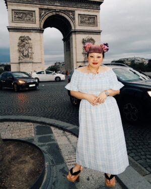 Naomi Watanabe Instagram - 一本下駄in Paris🇫🇷

2年前、ニューヨークへ引っ越しする時、
何を日本から持って行けばいいかをストーリーで
フォロワーのみんなにアンケートをとりながら
引っ越し準備してたんだけど、
ボケで出したこの下駄に1番票が集まってしまったところから
事件は始まりました。

そこから毎回海外へいくパッキングのたびにこの一本下駄を最初に入れるというボケをやって早3年。

毎度DMで1番いらんやろというツッコミをいただいて実際は持って行かずのくだりをやってたんだけど今回ガチで持って行ってみた

かさばるしコーデむずいし歩きずらいけどなんか盛れたっぽくない？

あと街中歩いてたら
フランスの犬が聞いた事ない下駄の音にわざわざバルコニーまで出て来てずっと私にバチギレの吠えまくりで草でした
最初の動画音出して聞いてみて、鬼キレてるにょ

ちなみに初めて道路の上歩いてみたけど地味に歩けててうにょ

#paris 
#一本下駄
#凱旋門
#最後の動画ホラーで草
#👺
#もののけ姫
#日曜日の夜どこも店空いてなくてマック
#流石に下駄でマック入れませんでした