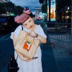 Naomi Watanabe Instagram - 一本下駄in Paris🇫🇷 2年前、ニューヨークへ引っ越しする時、 何を日本から持って行けばいいかをストーリーで フォロワーのみんなにアンケートをとりながら 引っ越し準備してたんだけど、 ボケで出したこの下駄に1番票が集まってしまったところから 事件は始まりました。 そこから毎回海外へいくパッキングのたびにこの一本下駄を最初に入れるというボケをやって早3年。 毎度DMで1番いらんやろというツッコミをいただいて実際は持って行かずのくだりをやってたんだけど今回ガチで持って行ってみた かさばるしコーデむずいし歩きずらいけどなんか盛れたっぽくない？ あと街中歩いてたら フランスの犬が聞いた事ない下駄の音にわざわざバルコニーまで出て来てずっと私にバチギレの吠えまくりで草でした 最初の動画音出して聞いてみて、鬼キレてるにょ ちなみに初めて道路の上歩いてみたけど地味に歩けててうにょ #paris #一本下駄 #凱旋門 #最後の動画ホラーで草 #👺 #もののけ姫 #日曜日の夜どこも店空いてなくてマック #流石に下駄でマック入れませんでした Paris, France