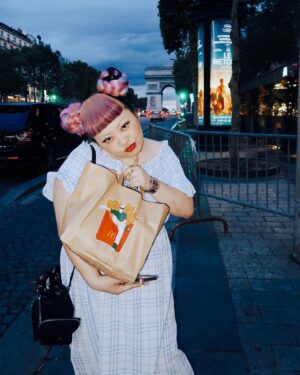 Naomi Watanabe Instagram - 一本下駄in Paris🇫🇷

2年前、ニューヨークへ引っ越しする時、
何を日本から持って行けばいいかをストーリーで
フォロワーのみんなにアンケートをとりながら
引っ越し準備してたんだけど、
ボケで出したこの下駄に1番票が集まってしまったところから
事件は始まりました。

そこから毎回海外へいくパッキングのたびにこの一本下駄を最初に入れるというボケをやって早3年。

毎度DMで1番いらんやろというツッコミをいただいて実際は持って行かずのくだりをやってたんだけど今回ガチで持って行ってみた

かさばるしコーデむずいし歩きずらいけどなんか盛れたっぽくない？

あと街中歩いてたら
フランスの犬が聞いた事ない下駄の音にわざわざバルコニーまで出て来てずっと私にバチギレの吠えまくりで草でした
最初の動画音出して聞いてみて、鬼キレてるにょ

ちなみに初めて道路の上歩いてみたけど地味に歩けててうにょ

#paris 
#一本下駄
#凱旋門
#最後の動画ホラーで草
#👺
#もののけ姫
#日曜日の夜どこも店空いてなくてマック
#流石に下駄でマック入れませんでした