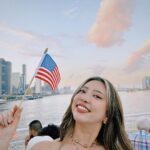 Naomi Watanabe Instagram - Happy 4th of july⭐️ アメリカでも大きな祝日、独立記念日に打ち上がる花火を @alisaueno ちゃんと観に行きました！！ ひっさびさにこんな間近で花火を観たので、感動しすぎて私の語彙力の無さが露呈してますが動画も共有します 今回世界で活躍している人生の先輩方と一緒だったんですが、私の過去の恋バナになり最初は皆さんワクワクしてたけど、どんどん「幼稚園児の恋バナ聞いてる？」ってくらいみんな悟り開いた顔になってた 70代チームは35歳でそのピュアさ大丈夫そ？って顔してた 失礼いたしました 素敵なレストランにご招待いただいたのに私の変な恋バナで皆様悟り開いちゃったのでお詫びにエアドロのやり方教えました！！ 皆さん「こんなの知らなかった😆」って喜んでくれたのでどうにかプラマイゼロで1日が終わりました！ うにょ🩵 花火パワーで明日からも頑張ります！！！ @tomonyhappy さん、ご招待ありがとうございました🫶 #happy4thofjuly New York, New York