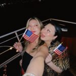 Naomi Watanabe Instagram - Happy 4th of july⭐️ アメリカでも大きな祝日、独立記念日に打ち上がる花火を @alisaueno ちゃんと観に行きました！！ ひっさびさにこんな間近で花火を観たので、感動しすぎて私の語彙力の無さが露呈してますが動画も共有します 今回世界で活躍している人生の先輩方と一緒だったんですが、私の過去の恋バナになり最初は皆さんワクワクしてたけど、どんどん「幼稚園児の恋バナ聞いてる？」ってくらいみんな悟り開いた顔になってた 70代チームは35歳でそのピュアさ大丈夫そ？って顔してた 失礼いたしました 素敵なレストランにご招待いただいたのに私の変な恋バナで皆様悟り開いちゃったのでお詫びにエアドロのやり方教えました！！ 皆さん「こんなの知らなかった😆」って喜んでくれたのでどうにかプラマイゼロで1日が終わりました！ うにょ🩵 花火パワーで明日からも頑張ります！！！ @tomonyhappy さん、ご招待ありがとうございました🫶 #happy4thofjuly New York, New York