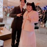 Naomi Watanabe Instagram - ニューヨーク五番街の @tiffanyandco 本店リニューアルオープンイベントにご招待頂きましたのでお祝いに行ってまいりました！ 本当に世界中の方々がお祝いに駆けつけてて溢れかえる人混みの中、ブランドアンバサダーを務めるジミン大先生と再会したよ🫶 昔一緒に仕事したことあったけど流石に覚えてないだろうなーと思いながらも一か八か遠くから手振ってみたら「お久しぶりです！」って覚えてくれてた SPになんかヤバいやつ来た！みたいに警戒されてたからまじ危なかった 覚えてくれてて嬉しい！って言ったら、はい、確か5.6年前ですね？ってピンポイントで言われて記憶力エグくない？って笑っちゃったよ で最後に 私達のファンはあなたが好きです！ って言われて、謎にテンパって 私も好きですとお伝えください(?) とか意味わかんないこと言った。 BTSファンポカン案件 身体に気をつけて過ごしてね！とか親戚のおばさんみたいなこと言って去りました 色んな方々とお祝いトークしながら 素敵な1日を過ごしました！！ てかすごい貴重な経験でした！ おケイティ先生のライブもみんなぶちあげでした！ こういうパーティーってみんな軽く食べるくらいなのに私10回くらいおかわりしまくってたから流石にお店の方引いててワロタ またあいつ来た…みたいな顔しててうにょ ぜひニューヨークに来た時は新しくなった @tiffanyandco に遊びに行ってみて！ ちなみに今回のアクセサリーは全て ティファニー大先生の作品です💙 なんかさ、凄いパーティーで色んな方と お喋りできてまじ夢みたいでした hair @nerohair styling @cc_looo #TiffanyandCo #TheTiffanyLandmark #TiffanyPartner