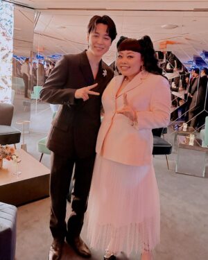 Naomi Watanabe Instagram - ニューヨーク五番街の @tiffanyandco 本店リニューアルオープンイベントにご招待頂きましたのでお祝いに行ってまいりました！

本当に世界中の方々がお祝いに駆けつけてて溢れかえる人混みの中、ブランドアンバサダーを務めるジミン大先生と再会したよ🫶

昔一緒に仕事したことあったけど流石に覚えてないだろうなーと思いながらも一か八か遠くから手振ってみたら「お久しぶりです！」って覚えてくれてた
SPになんかヤバいやつ来た！みたいに警戒されてたからまじ危なかった

覚えてくれてて嬉しい！って言ったら、はい、確か5.6年前ですね？ってピンポイントで言われて記憶力エグくない？って笑っちゃったよ

で最後に
私達のファンはあなたが好きです！
って言われて、謎にテンパって
私も好きですとお伝えください(?)
とか意味わかんないこと言った。
BTSファンポカン案件

身体に気をつけて過ごしてね！とか親戚のおばさんみたいなこと言って去りました

色んな方々とお祝いトークしながら
素敵な1日を過ごしました！！
てかすごい貴重な経験でした！
おケイティ先生のライブもみんなぶちあげでした！

こういうパーティーってみんな軽く食べるくらいなのに私10回くらいおかわりしまくってたから流石にお店の方引いててワロタ
またあいつ来た…みたいな顔しててうにょ

ぜひニューヨークに来た時は新しくなった @tiffanyandco に遊びに行ってみて！

ちなみに今回のアクセサリーは全て
ティファニー大先生の作品です💙

なんかさ、凄いパーティーで色んな方と
お喋りできてまじ夢みたいでした

hair @nerohair 
styling @cc_looo 

#TiffanyandCo #TheTiffanyLandmark #TiffanyPartner