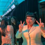 Naomi Watanabe Instagram - ニューヨーク五番街の @tiffanyandco 本店リニューアルオープンイベントにご招待頂きましたのでお祝いに行ってまいりました！ 本当に世界中の方々がお祝いに駆けつけてて溢れかえる人混みの中、ブランドアンバサダーを務めるジミン大先生と再会したよ🫶 昔一緒に仕事したことあったけど流石に覚えてないだろうなーと思いながらも一か八か遠くから手振ってみたら「お久しぶりです！」って覚えてくれてた SPになんかヤバいやつ来た！みたいに警戒されてたからまじ危なかった 覚えてくれてて嬉しい！って言ったら、はい、確か5.6年前ですね？ってピンポイントで言われて記憶力エグくない？って笑っちゃったよ で最後に 私達のファンはあなたが好きです！ って言われて、謎にテンパって 私も好きですとお伝えください(?) とか意味わかんないこと言った。 BTSファンポカン案件 身体に気をつけて過ごしてね！とか親戚のおばさんみたいなこと言って去りました 色んな方々とお祝いトークしながら 素敵な1日を過ごしました！！ てかすごい貴重な経験でした！ おケイティ先生のライブもみんなぶちあげでした！ こういうパーティーってみんな軽く食べるくらいなのに私10回くらいおかわりしまくってたから流石にお店の方引いててワロタ またあいつ来た…みたいな顔しててうにょ ぜひニューヨークに来た時は新しくなった @tiffanyandco に遊びに行ってみて！ ちなみに今回のアクセサリーは全て ティファニー大先生の作品です💙 なんかさ、凄いパーティーで色んな方と お喋りできてまじ夢みたいでした hair @nerohair styling @cc_looo #TiffanyandCo #TheTiffanyLandmark #TiffanyPartner