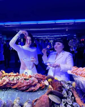 Naomi Watanabe Instagram - ニューヨーク五番街の @tiffanyandco 本店リニューアルオープンイベントにご招待頂きましたのでお祝いに行ってまいりました！

本当に世界中の方々がお祝いに駆けつけてて溢れかえる人混みの中、ブランドアンバサダーを務めるジミン大先生と再会したよ🫶

昔一緒に仕事したことあったけど流石に覚えてないだろうなーと思いながらも一か八か遠くから手振ってみたら「お久しぶりです！」って覚えてくれてた
SPになんかヤバいやつ来た！みたいに警戒されてたからまじ危なかった

覚えてくれてて嬉しい！って言ったら、はい、確か5.6年前ですね？ってピンポイントで言われて記憶力エグくない？って笑っちゃったよ

で最後に
私達のファンはあなたが好きです！
って言われて、謎にテンパって
私も好きですとお伝えください(?)
とか意味わかんないこと言った。
BTSファンポカン案件

身体に気をつけて過ごしてね！とか親戚のおばさんみたいなこと言って去りました

色んな方々とお祝いトークしながら
素敵な1日を過ごしました！！
てかすごい貴重な経験でした！
おケイティ先生のライブもみんなぶちあげでした！

こういうパーティーってみんな軽く食べるくらいなのに私10回くらいおかわりしまくってたから流石にお店の方引いててワロタ
またあいつ来た…みたいな顔しててうにょ

ぜひニューヨークに来た時は新しくなった @tiffanyandco に遊びに行ってみて！

ちなみに今回のアクセサリーは全て
ティファニー大先生の作品です💙

なんかさ、凄いパーティーで色んな方と
お喋りできてまじ夢みたいでした

hair @nerohair 
styling @cc_looo 

#TiffanyandCo #TheTiffanyLandmark #TiffanyPartner