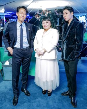 Naomi Watanabe Instagram - ニューヨーク五番街の @tiffanyandco 本店リニューアルオープンイベントにご招待頂きましたのでお祝いに行ってまいりました！

本当に世界中の方々がお祝いに駆けつけてて溢れかえる人混みの中、ブランドアンバサダーを務めるジミン大先生と再会したよ🫶

昔一緒に仕事したことあったけど流石に覚えてないだろうなーと思いながらも一か八か遠くから手振ってみたら「お久しぶりです！」って覚えてくれてた
SPになんかヤバいやつ来た！みたいに警戒されてたからまじ危なかった

覚えてくれてて嬉しい！って言ったら、はい、確か5.6年前ですね？ってピンポイントで言われて記憶力エグくない？って笑っちゃったよ

で最後に
私達のファンはあなたが好きです！
って言われて、謎にテンパって
私も好きですとお伝えください(?)
とか意味わかんないこと言った。
BTSファンポカン案件

身体に気をつけて過ごしてね！とか親戚のおばさんみたいなこと言って去りました

色んな方々とお祝いトークしながら
素敵な1日を過ごしました！！
てかすごい貴重な経験でした！
おケイティ先生のライブもみんなぶちあげでした！

こういうパーティーってみんな軽く食べるくらいなのに私10回くらいおかわりしまくってたから流石にお店の方引いててワロタ
またあいつ来た…みたいな顔しててうにょ

ぜひニューヨークに来た時は新しくなった @tiffanyandco に遊びに行ってみて！

ちなみに今回のアクセサリーは全て
ティファニー大先生の作品です💙

なんかさ、凄いパーティーで色んな方と
お喋りできてまじ夢みたいでした

hair @nerohair 
styling @cc_looo 

#TiffanyandCo #TheTiffanyLandmark #TiffanyPartner