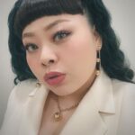 Naomi Watanabe Instagram - ニューヨーク五番街の @tiffanyandco 本店リニューアルオープンイベントにご招待頂きましたのでお祝いに行ってまいりました！ 本当に世界中の方々がお祝いに駆けつけてて溢れかえる人混みの中、ブランドアンバサダーを務めるジミン大先生と再会したよ🫶 昔一緒に仕事したことあったけど流石に覚えてないだろうなーと思いながらも一か八か遠くから手振ってみたら「お久しぶりです！」って覚えてくれてた SPになんかヤバいやつ来た！みたいに警戒されてたからまじ危なかった 覚えてくれてて嬉しい！って言ったら、はい、確か5.6年前ですね？ってピンポイントで言われて記憶力エグくない？って笑っちゃったよ で最後に 私達のファンはあなたが好きです！ って言われて、謎にテンパって 私も好きですとお伝えください(?) とか意味わかんないこと言った。 BTSファンポカン案件 身体に気をつけて過ごしてね！とか親戚のおばさんみたいなこと言って去りました 色んな方々とお祝いトークしながら 素敵な1日を過ごしました！！ てかすごい貴重な経験でした！ おケイティ先生のライブもみんなぶちあげでした！ こういうパーティーってみんな軽く食べるくらいなのに私10回くらいおかわりしまくってたから流石にお店の方引いててワロタ またあいつ来た…みたいな顔しててうにょ ぜひニューヨークに来た時は新しくなった @tiffanyandco に遊びに行ってみて！ ちなみに今回のアクセサリーは全て ティファニー大先生の作品です💙 なんかさ、凄いパーティーで色んな方と お喋りできてまじ夢みたいでした hair @nerohair styling @cc_looo #TiffanyandCo #TheTiffanyLandmark #TiffanyPartner