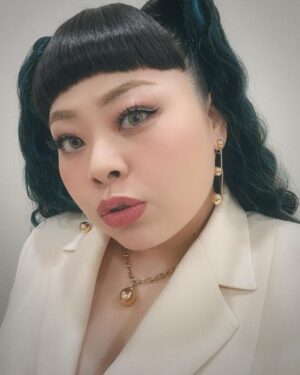Naomi Watanabe Instagram - ニューヨーク五番街の @tiffanyandco 本店リニューアルオープンイベントにご招待頂きましたのでお祝いに行ってまいりました！

本当に世界中の方々がお祝いに駆けつけてて溢れかえる人混みの中、ブランドアンバサダーを務めるジミン大先生と再会したよ🫶

昔一緒に仕事したことあったけど流石に覚えてないだろうなーと思いながらも一か八か遠くから手振ってみたら「お久しぶりです！」って覚えてくれてた
SPになんかヤバいやつ来た！みたいに警戒されてたからまじ危なかった

覚えてくれてて嬉しい！って言ったら、はい、確か5.6年前ですね？ってピンポイントで言われて記憶力エグくない？って笑っちゃったよ

で最後に
私達のファンはあなたが好きです！
って言われて、謎にテンパって
私も好きですとお伝えください(?)
とか意味わかんないこと言った。
BTSファンポカン案件

身体に気をつけて過ごしてね！とか親戚のおばさんみたいなこと言って去りました

色んな方々とお祝いトークしながら
素敵な1日を過ごしました！！
てかすごい貴重な経験でした！
おケイティ先生のライブもみんなぶちあげでした！

こういうパーティーってみんな軽く食べるくらいなのに私10回くらいおかわりしまくってたから流石にお店の方引いててワロタ
またあいつ来た…みたいな顔しててうにょ

ぜひニューヨークに来た時は新しくなった @tiffanyandco に遊びに行ってみて！

ちなみに今回のアクセサリーは全て
ティファニー大先生の作品です💙

なんかさ、凄いパーティーで色んな方と
お喋りできてまじ夢みたいでした

hair @nerohair 
styling @cc_looo 

#TiffanyandCo #TheTiffanyLandmark #TiffanyPartner