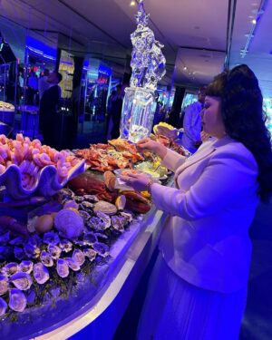 Naomi Watanabe Instagram - ニューヨーク五番街の @tiffanyandco 本店リニューアルオープンイベントにご招待頂きましたのでお祝いに行ってまいりました！

本当に世界中の方々がお祝いに駆けつけてて溢れかえる人混みの中、ブランドアンバサダーを務めるジミン大先生と再会したよ🫶

昔一緒に仕事したことあったけど流石に覚えてないだろうなーと思いながらも一か八か遠くから手振ってみたら「お久しぶりです！」って覚えてくれてた
SPになんかヤバいやつ来た！みたいに警戒されてたからまじ危なかった

覚えてくれてて嬉しい！って言ったら、はい、確か5.6年前ですね？ってピンポイントで言われて記憶力エグくない？って笑っちゃったよ

で最後に
私達のファンはあなたが好きです！
って言われて、謎にテンパって
私も好きですとお伝えください(?)
とか意味わかんないこと言った。
BTSファンポカン案件

身体に気をつけて過ごしてね！とか親戚のおばさんみたいなこと言って去りました

色んな方々とお祝いトークしながら
素敵な1日を過ごしました！！
てかすごい貴重な経験でした！
おケイティ先生のライブもみんなぶちあげでした！

こういうパーティーってみんな軽く食べるくらいなのに私10回くらいおかわりしまくってたから流石にお店の方引いててワロタ
またあいつ来た…みたいな顔しててうにょ

ぜひニューヨークに来た時は新しくなった @tiffanyandco に遊びに行ってみて！

ちなみに今回のアクセサリーは全て
ティファニー大先生の作品です💙

なんかさ、凄いパーティーで色んな方と
お喋りできてまじ夢みたいでした

hair @nerohair 
styling @cc_looo 

#TiffanyandCo #TheTiffanyLandmark #TiffanyPartner