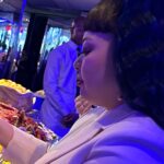 Naomi Watanabe Instagram - ニューヨーク五番街の @tiffanyandco 本店リニューアルオープンイベントにご招待頂きましたのでお祝いに行ってまいりました！ 本当に世界中の方々がお祝いに駆けつけてて溢れかえる人混みの中、ブランドアンバサダーを務めるジミン大先生と再会したよ🫶 昔一緒に仕事したことあったけど流石に覚えてないだろうなーと思いながらも一か八か遠くから手振ってみたら「お久しぶりです！」って覚えてくれてた SPになんかヤバいやつ来た！みたいに警戒されてたからまじ危なかった 覚えてくれてて嬉しい！って言ったら、はい、確か5.6年前ですね？ってピンポイントで言われて記憶力エグくない？って笑っちゃったよ で最後に 私達のファンはあなたが好きです！ って言われて、謎にテンパって 私も好きですとお伝えください(?) とか意味わかんないこと言った。 BTSファンポカン案件 身体に気をつけて過ごしてね！とか親戚のおばさんみたいなこと言って去りました 色んな方々とお祝いトークしながら 素敵な1日を過ごしました！！ てかすごい貴重な経験でした！ おケイティ先生のライブもみんなぶちあげでした！ こういうパーティーってみんな軽く食べるくらいなのに私10回くらいおかわりしまくってたから流石にお店の方引いててワロタ またあいつ来た…みたいな顔しててうにょ ぜひニューヨークに来た時は新しくなった @tiffanyandco に遊びに行ってみて！ ちなみに今回のアクセサリーは全て ティファニー大先生の作品です💙 なんかさ、凄いパーティーで色んな方と お喋りできてまじ夢みたいでした hair @nerohair styling @cc_looo #TiffanyandCo #TheTiffanyLandmark #TiffanyPartner