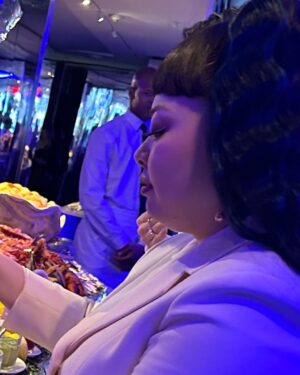 Naomi Watanabe Instagram - ニューヨーク五番街の @tiffanyandco 本店リニューアルオープンイベントにご招待頂きましたのでお祝いに行ってまいりました！

本当に世界中の方々がお祝いに駆けつけてて溢れかえる人混みの中、ブランドアンバサダーを務めるジミン大先生と再会したよ🫶

昔一緒に仕事したことあったけど流石に覚えてないだろうなーと思いながらも一か八か遠くから手振ってみたら「お久しぶりです！」って覚えてくれてた
SPになんかヤバいやつ来た！みたいに警戒されてたからまじ危なかった

覚えてくれてて嬉しい！って言ったら、はい、確か5.6年前ですね？ってピンポイントで言われて記憶力エグくない？って笑っちゃったよ

で最後に
私達のファンはあなたが好きです！
って言われて、謎にテンパって
私も好きですとお伝えください(?)
とか意味わかんないこと言った。
BTSファンポカン案件

身体に気をつけて過ごしてね！とか親戚のおばさんみたいなこと言って去りました

色んな方々とお祝いトークしながら
素敵な1日を過ごしました！！
てかすごい貴重な経験でした！
おケイティ先生のライブもみんなぶちあげでした！

こういうパーティーってみんな軽く食べるくらいなのに私10回くらいおかわりしまくってたから流石にお店の方引いててワロタ
またあいつ来た…みたいな顔しててうにょ

ぜひニューヨークに来た時は新しくなった @tiffanyandco に遊びに行ってみて！

ちなみに今回のアクセサリーは全て
ティファニー大先生の作品です💙

なんかさ、凄いパーティーで色んな方と
お喋りできてまじ夢みたいでした

hair @nerohair 
styling @cc_looo 

#TiffanyandCo #TheTiffanyLandmark #TiffanyPartner