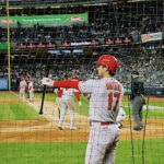 Naomi Watanabe Instagram - 2年ぶりに大谷選手を拝みにヤンキースタジアムに行きました！ しかもこの日4/18はちょうど 旧ヤンキースタジアム100年記念日という特別な日。 今回も頑張って良き席を取ったんですが、相変わらずシャイなもんで大きな声で応援できず 集中の邪魔にならないように ずっと小声で、 「オオタニー…ガンバレー…」 って声援送ってました もう世界中から愛されてる大谷選手なので、敵チームファンからも至る所からオオタニーコールが巻き起こってました！ 私たちの後ろの子供達がずっと声援を送ってて、大谷選手がそれに反応した素敵な瞬間のビデオをみなさんに共有します！！ただそのあとの私の一言がまじきしょいです しかもめちゃ声小さいから聞き取れた方はぜひコメントに書いて下さい！笑 HRからの盗塁からの勝利。 おめでとうございます！ パワー頂きました 私もお仕事がんばるぞー！！！！ #1人ホットドッグダンシング事件 Yankee Stadium