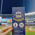Naomi Watanabe Instagram - 2年ぶりに大谷選手を拝みにヤンキースタジアムに行きました！ しかもこの日4/18はちょうど 旧ヤンキースタジアム100年記念日という特別な日。 今回も頑張って良き席を取ったんですが、相変わらずシャイなもんで大きな声で応援できず 集中の邪魔にならないように ずっと小声で、 「オオタニー…ガンバレー…」 って声援送ってました もう世界中から愛されてる大谷選手なので、敵チームファンからも至る所からオオタニーコールが巻き起こってました！ 私たちの後ろの子供達がずっと声援を送ってて、大谷選手がそれに反応した素敵な瞬間のビデオをみなさんに共有します！！ただそのあとの私の一言がまじきしょいです しかもめちゃ声小さいから聞き取れた方はぜひコメントに書いて下さい！笑 HRからの盗塁からの勝利。 おめでとうございます！ パワー頂きました 私もお仕事がんばるぞー！！！！ #1人ホットドッグダンシング事件 Yankee Stadium