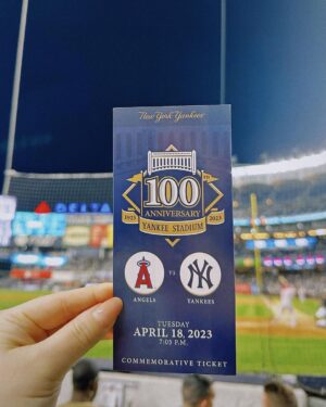 Naomi Watanabe Instagram - 2年ぶりに大谷選手を拝みにヤンキースタジアムに行きました！

しかもこの日4/18はちょうど
旧ヤンキースタジアム100年記念日という特別な日。

今回も頑張って良き席を取ったんですが、相変わらずシャイなもんで大きな声で応援できず

集中の邪魔にならないように
ずっと小声で、
「オオタニー…ガンバレー…」
って声援送ってました

もう世界中から愛されてる大谷選手なので、敵チームファンからも至る所からオオタニーコールが巻き起こってました！

私たちの後ろの子供達がずっと声援を送ってて、大谷選手がそれに反応した素敵な瞬間のビデオをみなさんに共有します！！ただそのあとの私の一言がまじきしょいです
しかもめちゃ声小さいから聞き取れた方はぜひコメントに書いて下さい！笑

HRからの盗塁からの勝利。
おめでとうございます！

パワー頂きました
私もお仕事がんばるぞー！！！！

#1人ホットドッグダンシング事件