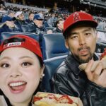 Naomi Watanabe Instagram – 2年ぶりに大谷選手を拝みにヤンキースタジアムに行きました！

しかもこの日4/18はちょうど
旧ヤンキースタジアム100年記念日という特別な日。

今回も頑張って良き席を取ったんですが、相変わらずシャイなもんで大きな声で応援できず

集中の邪魔にならないように
ずっと小声で、
「オオタニー…ガンバレー…」
って声援送ってました

もう世界中から愛されてる大谷選手なので、敵チームファンからも至る所からオオタニーコールが巻き起こってました！

私たちの後ろの子供達がずっと声援を送ってて、大谷選手がそれに反応した素敵な瞬間のビデオをみなさんに共有します！！ただそのあとの私の一言がまじきしょいです
しかもめちゃ声小さいから聞き取れた方はぜひコメントに書いて下さい！笑

HRからの盗塁からの勝利。
おめでとうございます！

パワー頂きました
私もお仕事がんばるぞー！！！！

#1人ホットドッグダンシング事件 Yankee Stadium