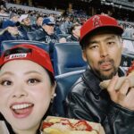 Naomi Watanabe Instagram - 2年ぶりに大谷選手を拝みにヤンキースタジアムに行きました！ しかもこの日4/18はちょうど 旧ヤンキースタジアム100年記念日という特別な日。 今回も頑張って良き席を取ったんですが、相変わらずシャイなもんで大きな声で応援できず 集中の邪魔にならないように ずっと小声で、 「オオタニー…ガンバレー…」 って声援送ってました もう世界中から愛されてる大谷選手なので、敵チームファンからも至る所からオオタニーコールが巻き起こってました！ 私たちの後ろの子供達がずっと声援を送ってて、大谷選手がそれに反応した素敵な瞬間のビデオをみなさんに共有します！！ただそのあとの私の一言がまじきしょいです しかもめちゃ声小さいから聞き取れた方はぜひコメントに書いて下さい！笑 HRからの盗塁からの勝利。 おめでとうございます！ パワー頂きました 私もお仕事がんばるぞー！！！！ #1人ホットドッグダンシング事件 Yankee Stadium