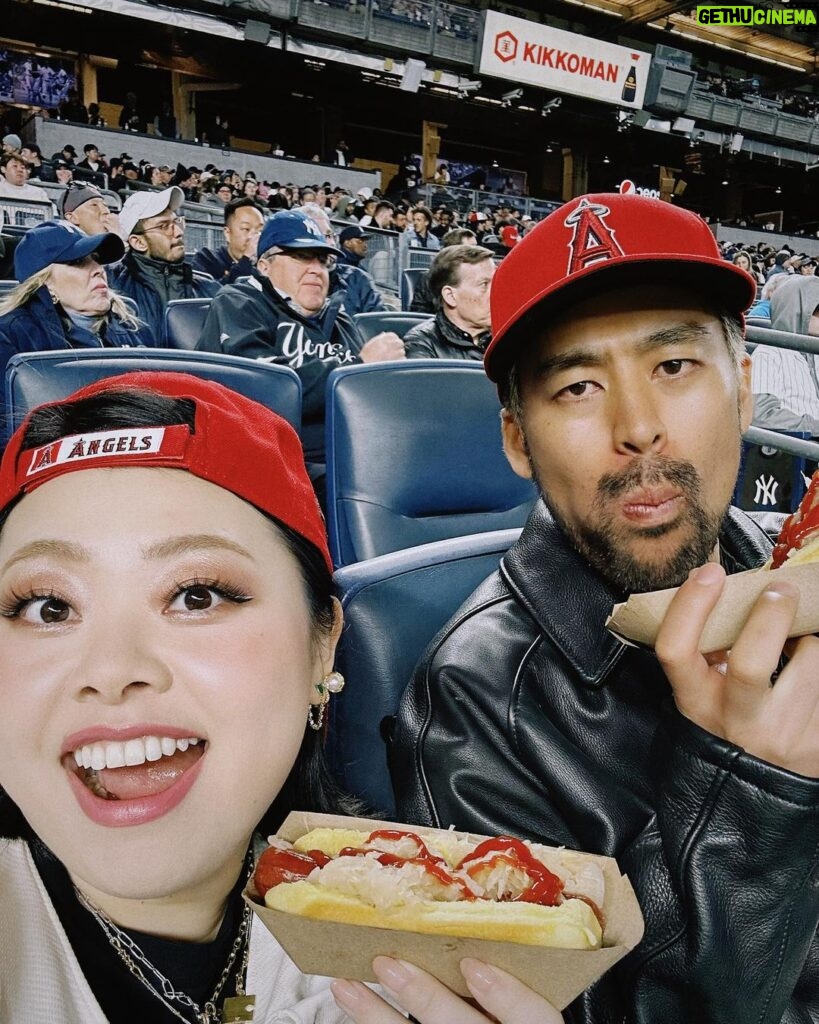 Naomi Watanabe Instagram - 2年ぶりに大谷選手を拝みにヤンキースタジアムに行きました！ しかもこの日4/18はちょうど 旧ヤンキースタジアム100年記念日という特別な日。 今回も頑張って良き席を取ったんですが、相変わらずシャイなもんで大きな声で応援できず 集中の邪魔にならないように ずっと小声で、 「オオタニー…ガンバレー…」 って声援送ってました もう世界中から愛されてる大谷選手なので、敵チームファンからも至る所からオオタニーコールが巻き起こってました！ 私たちの後ろの子供達がずっと声援を送ってて、大谷選手がそれに反応した素敵な瞬間のビデオをみなさんに共有します！！ただそのあとの私の一言がまじきしょいです しかもめちゃ声小さいから聞き取れた方はぜひコメントに書いて下さい！笑 HRからの盗塁からの勝利。 おめでとうございます！ パワー頂きました 私もお仕事がんばるぞー！！！！ #1人ホットドッグダンシング事件 Yankee Stadium