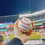 Naomi Watanabe Instagram - 2年ぶりに大谷選手を拝みにヤンキースタジアムに行きました！ しかもこの日4/18はちょうど 旧ヤンキースタジアム100年記念日という特別な日。 今回も頑張って良き席を取ったんですが、相変わらずシャイなもんで大きな声で応援できず 集中の邪魔にならないように ずっと小声で、 「オオタニー…ガンバレー…」 って声援送ってました もう世界中から愛されてる大谷選手なので、敵チームファンからも至る所からオオタニーコールが巻き起こってました！ 私たちの後ろの子供達がずっと声援を送ってて、大谷選手がそれに反応した素敵な瞬間のビデオをみなさんに共有します！！ただそのあとの私の一言がまじきしょいです しかもめちゃ声小さいから聞き取れた方はぜひコメントに書いて下さい！笑 HRからの盗塁からの勝利。 おめでとうございます！ パワー頂きました 私もお仕事がんばるぞー！！！！ #1人ホットドッグダンシング事件 Yankee Stadium