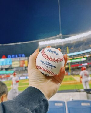 Naomi Watanabe Instagram - 2年ぶりに大谷選手を拝みにヤンキースタジアムに行きました！

しかもこの日4/18はちょうど
旧ヤンキースタジアム100年記念日という特別な日。

今回も頑張って良き席を取ったんですが、相変わらずシャイなもんで大きな声で応援できず

集中の邪魔にならないように
ずっと小声で、
「オオタニー…ガンバレー…」
って声援送ってました

もう世界中から愛されてる大谷選手なので、敵チームファンからも至る所からオオタニーコールが巻き起こってました！

私たちの後ろの子供達がずっと声援を送ってて、大谷選手がそれに反応した素敵な瞬間のビデオをみなさんに共有します！！ただそのあとの私の一言がまじきしょいです
しかもめちゃ声小さいから聞き取れた方はぜひコメントに書いて下さい！笑

HRからの盗塁からの勝利。
おめでとうございます！

パワー頂きました
私もお仕事がんばるぞー！！！！

#1人ホットドッグダンシング事件