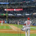 Naomi Watanabe Instagram - 2年ぶりに大谷選手を拝みにヤンキースタジアムに行きました！ しかもこの日4/18はちょうど 旧ヤンキースタジアム100年記念日という特別な日。 今回も頑張って良き席を取ったんですが、相変わらずシャイなもんで大きな声で応援できず 集中の邪魔にならないように ずっと小声で、 「オオタニー…ガンバレー…」 って声援送ってました もう世界中から愛されてる大谷選手なので、敵チームファンからも至る所からオオタニーコールが巻き起こってました！ 私たちの後ろの子供達がずっと声援を送ってて、大谷選手がそれに反応した素敵な瞬間のビデオをみなさんに共有します！！ただそのあとの私の一言がまじきしょいです しかもめちゃ声小さいから聞き取れた方はぜひコメントに書いて下さい！笑 HRからの盗塁からの勝利。 おめでとうございます！ パワー頂きました 私もお仕事がんばるぞー！！！！ #1人ホットドッグダンシング事件 Yankee Stadium