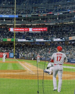 Naomi Watanabe Instagram - 2年ぶりに大谷選手を拝みにヤンキースタジアムに行きました！

しかもこの日4/18はちょうど
旧ヤンキースタジアム100年記念日という特別な日。

今回も頑張って良き席を取ったんですが、相変わらずシャイなもんで大きな声で応援できず

集中の邪魔にならないように
ずっと小声で、
「オオタニー…ガンバレー…」
って声援送ってました

もう世界中から愛されてる大谷選手なので、敵チームファンからも至る所からオオタニーコールが巻き起こってました！

私たちの後ろの子供達がずっと声援を送ってて、大谷選手がそれに反応した素敵な瞬間のビデオをみなさんに共有します！！ただそのあとの私の一言がまじきしょいです
しかもめちゃ声小さいから聞き取れた方はぜひコメントに書いて下さい！笑

HRからの盗塁からの勝利。
おめでとうございます！

パワー頂きました
私もお仕事がんばるぞー！！！！

#1人ホットドッグダンシング事件