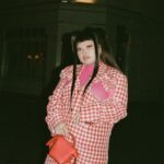 Naomi Watanabe Instagram - この度 @acnestudios のショーにご招待いただきまして パリに行きました！ acnestudiosのセットアップダメージスーツが可愛すぎるので、ヘアメイクもぶちかましたよ🎀 素晴らしいショーのあとに素敵なディナーにも招待していただきましたが、なおちゃんこ鍋ずっと動揺 英語とフランス語が行き交ってて 脳みそおパンク大先生！ 途中白目剥いてたけど1人で頑張った でもみんな優しくて 最高のショーとディナーを過ごせました！ hair&photographer @nerohair ネロさんと終わりに夜のパリで撮影会した！ けど、寒過ぎて2人とも震えてた 多分そのせいで私全部アヒル口になってるわ そしてお化粧はいつものように自前なんだけど、鼻毛剃り過ぎて上向いた時脳みそまで見えそうなくらい鼻の穴もぶちかましてたよ #acnestudios #parisfashionweek #七分丈レギンス